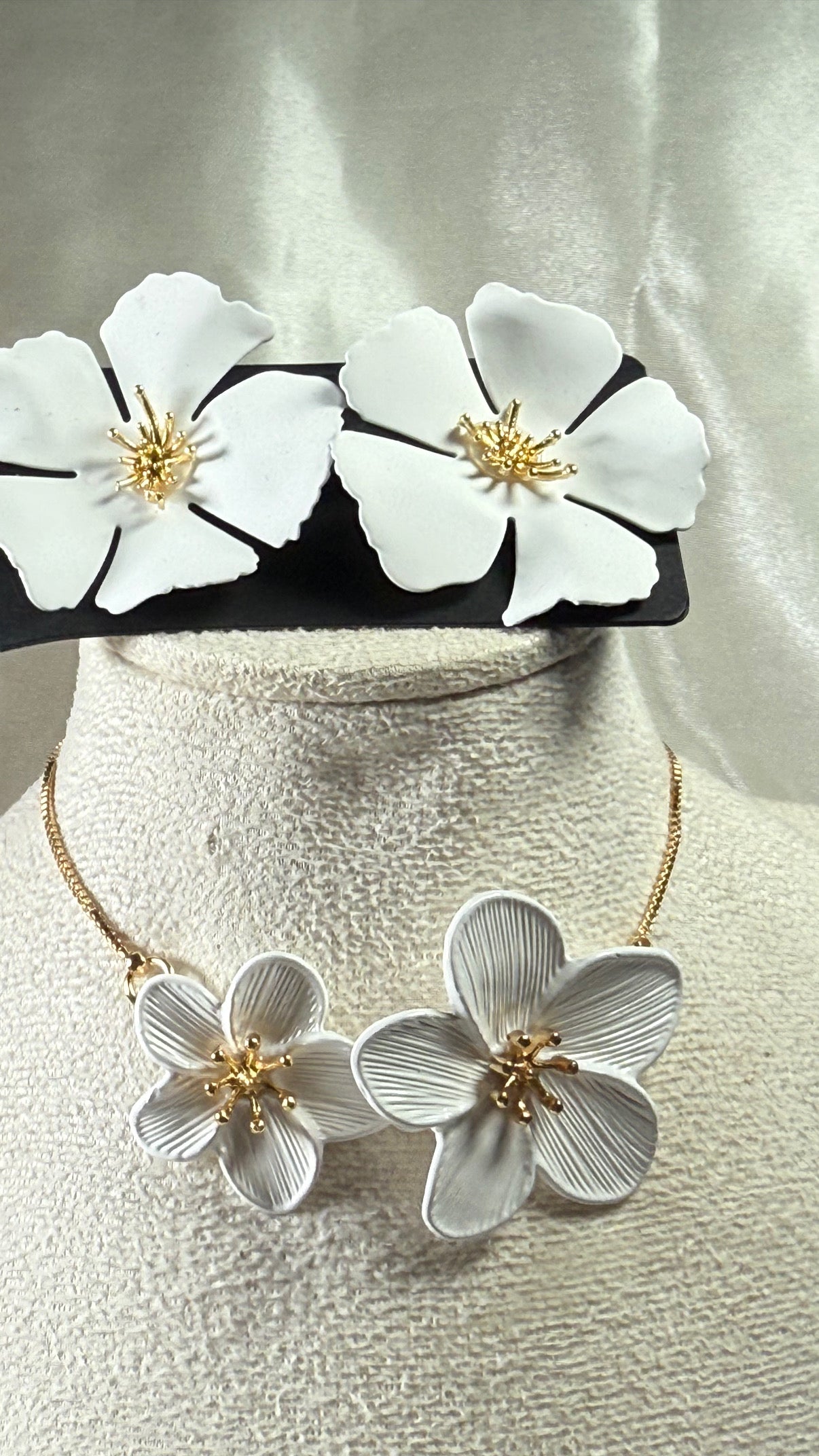 Ensemble boucles d’oreilles fleur blanche