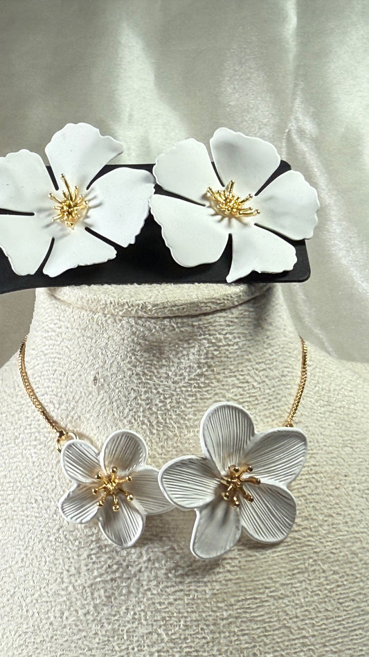 Ensemble boucles d’oreilles fleur blanche