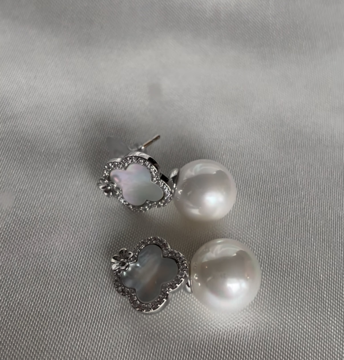 Boucles d’oreilles perle de fleurs argentées