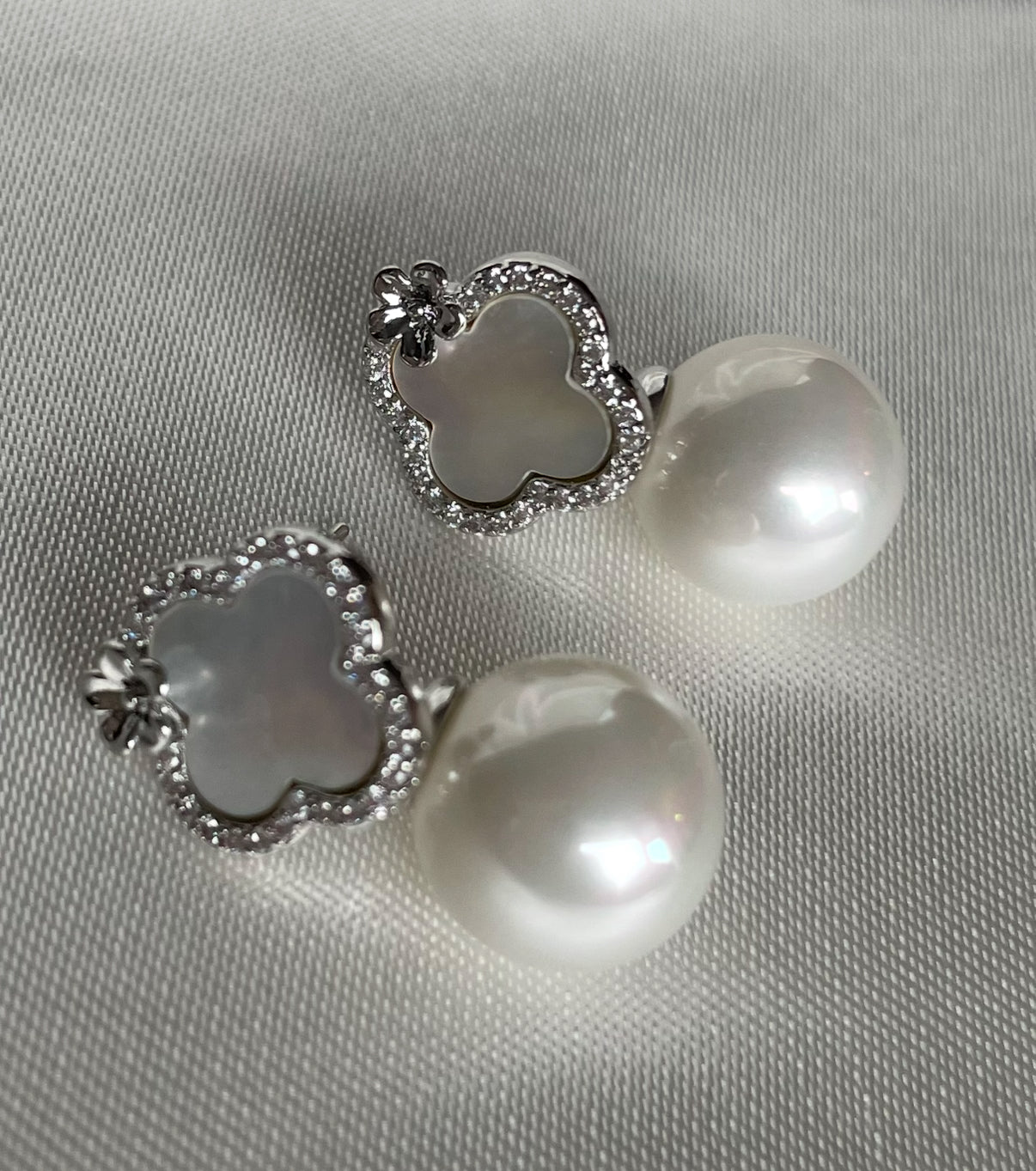 Boucles d’oreilles perle de fleurs argentées