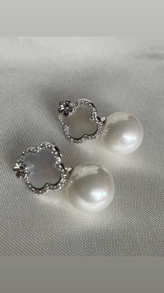Boucles d’oreilles perle de fleurs argentées