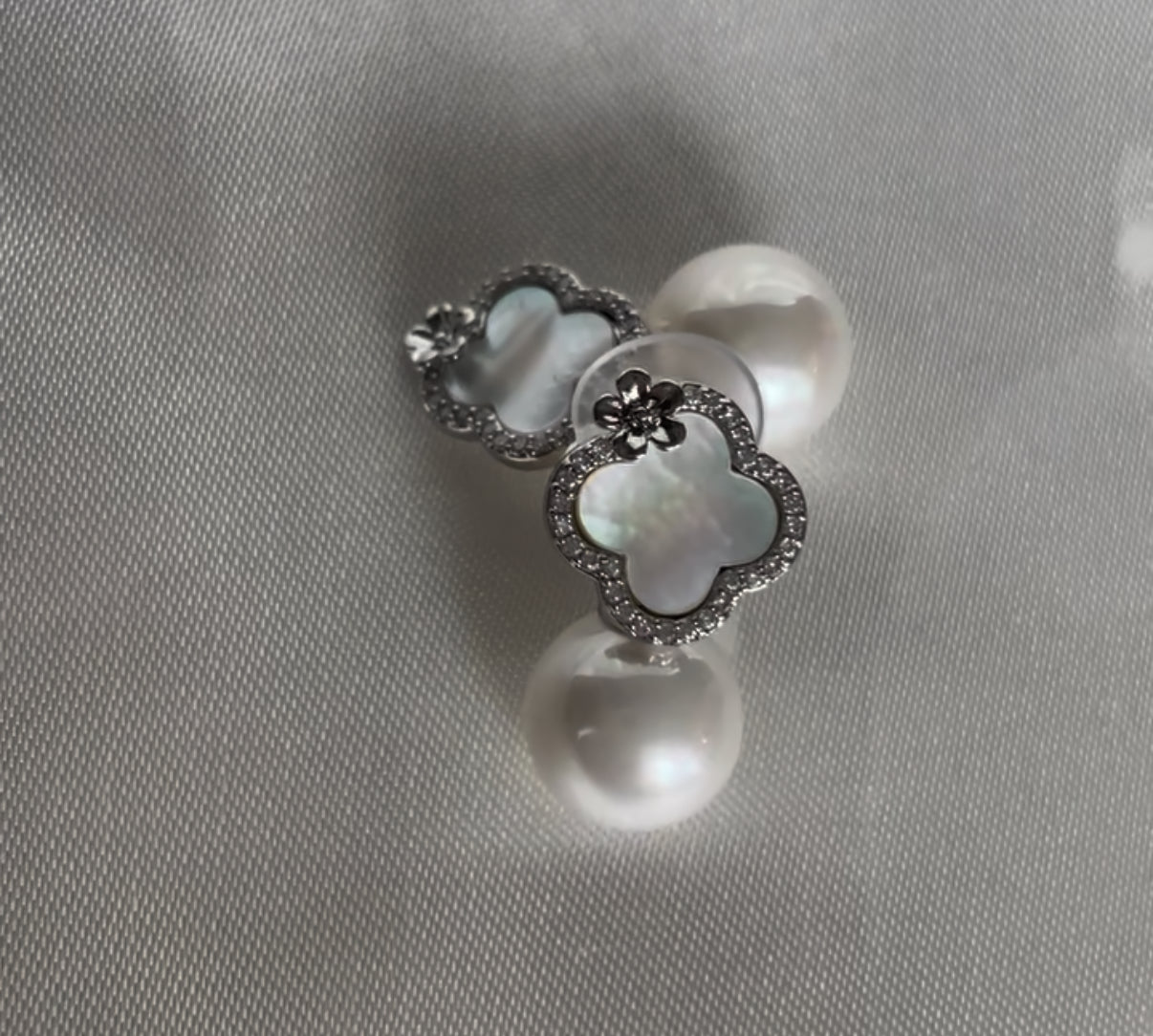 Boucles d’oreilles perle de fleurs argentées