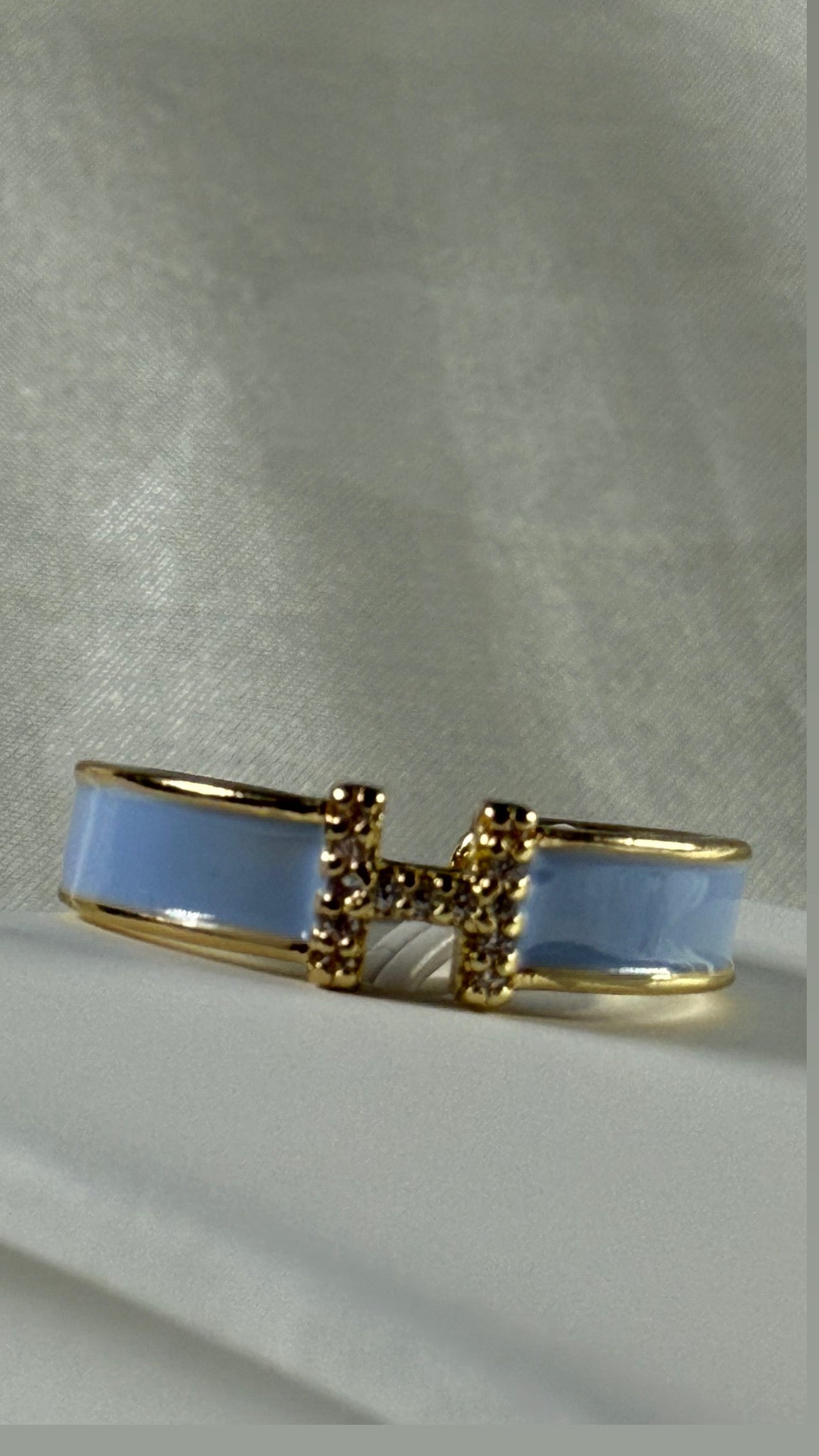Bague H bleu ciel