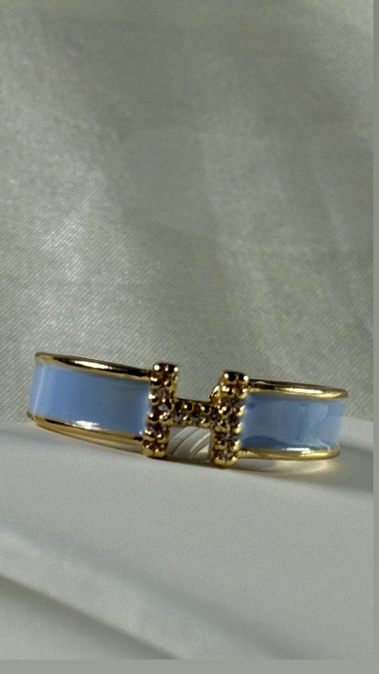 Bague H bleu ciel