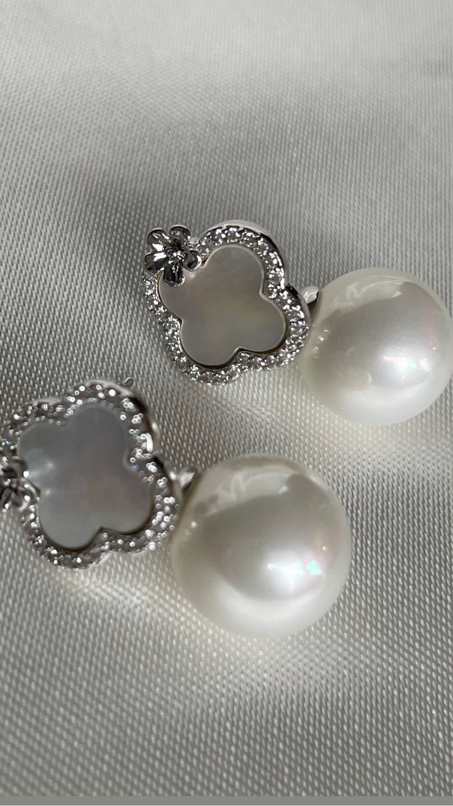 Boucles d’oreilles perle de fleurs argentées