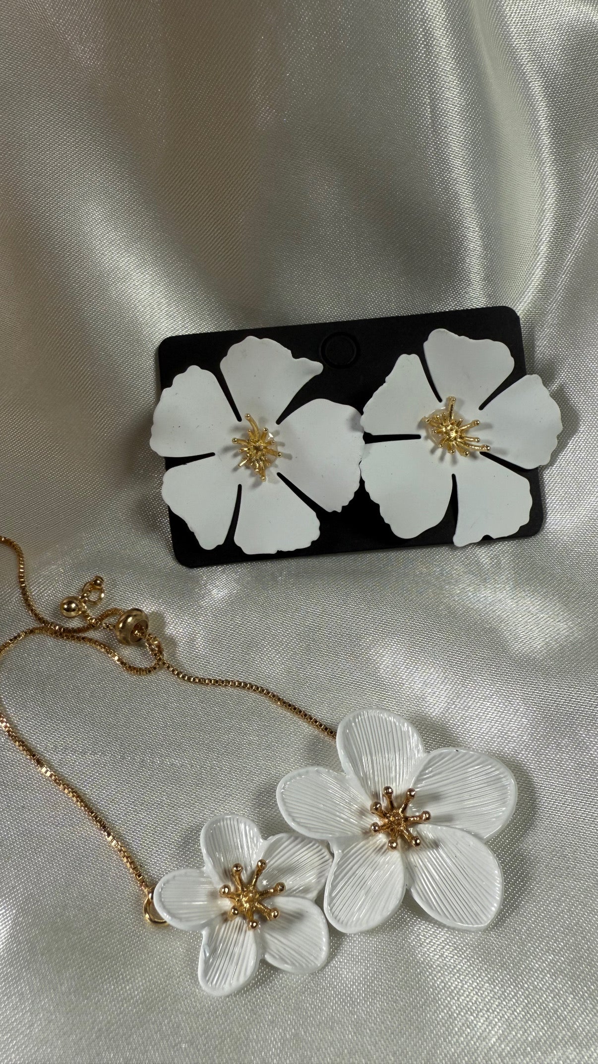 Ensemble boucles d’oreilles fleur blanche