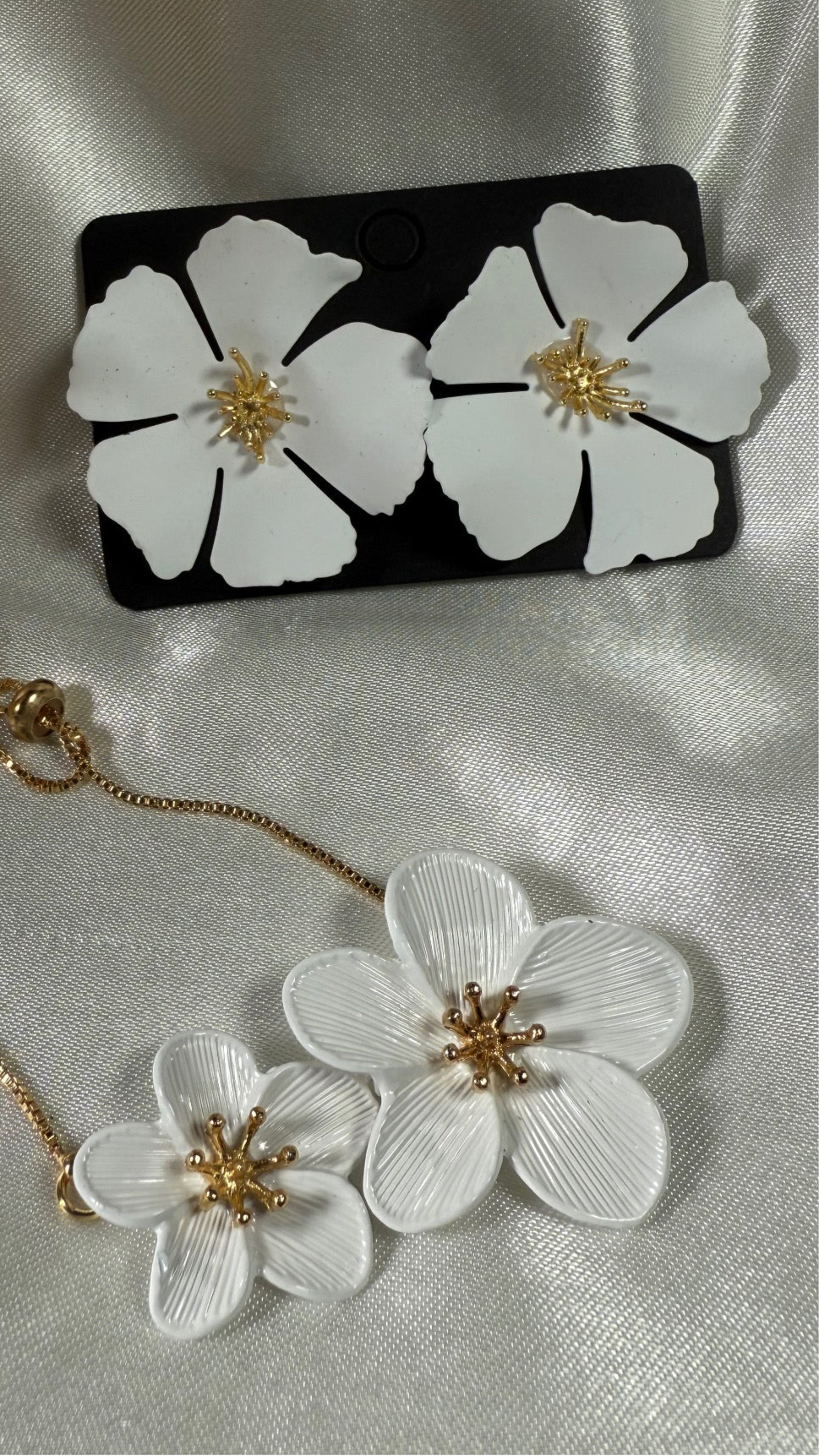Ensemble boucles d’oreilles fleur blanche